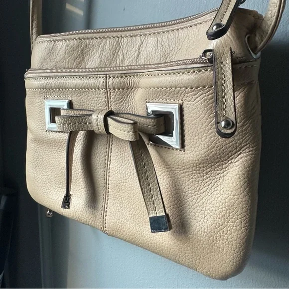 Tignanello Tan Genuine Leather Organizer Purse w/ Bow Accent. - Picture 3 of 7